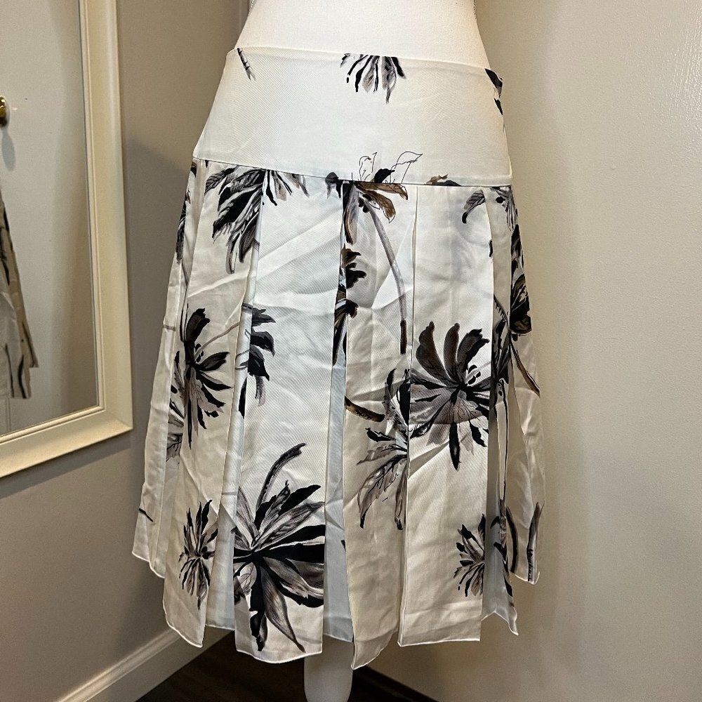 NWT White House Black Market 100% silk pleated cream w gray palms skirt, Size 4